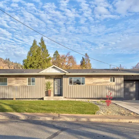 3 Bedroom, 2 Bath, Clean, Bright, Modern Space, in a Quite, Modest Neighborhood