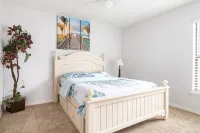 Retreat with bike access/full kitchen/Fence yard/board games/mins from Orlando - 3-Star