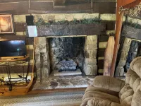 Historic, cozy cabin at Headley Inn Winery & Vineyard with WiFi, AC & Fireplace - Alphydda