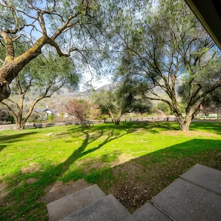 Next to Sequoia National Park Entrance and Pet Friendly!