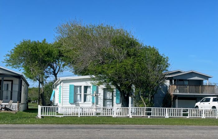 3-bedroom updated fishing cabin on the bay in Seadrift with WiFi & Central AC