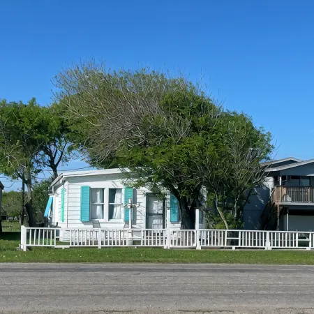 3-bedroom updated fishing cabin on the bay in Seadrift with WiFi & Central AC
