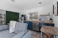 Private Garden Retreat - King Bed - mins TMH + Downtown + FSU! - Condos