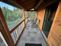 Isolated Log Cabin with Panoramic Views of Cherry Pond and White Mountains - 샬레 호텔
