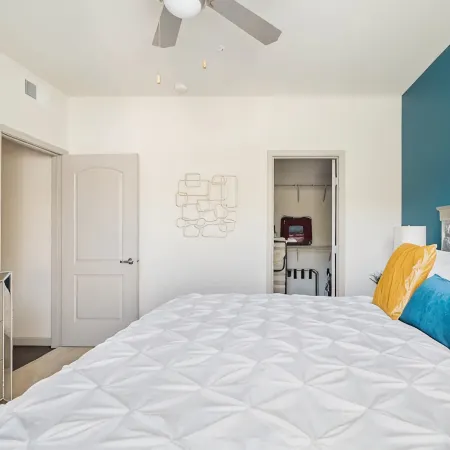 Luxury Suite King Bed 👑 Wi-Fi Pool Gym ✦ 55" Smart TVs 📺 Full Kitchen