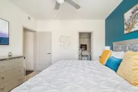 Luxury Suite King Bed 👑 Wi-Fi Pool Gym ✦ 55" Smart TVs 📺 Full Kitchen - 4-Star