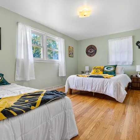 Lombardi's Lodge: 4BR Home 5min Walk to Lambeau