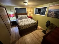 Rustic Cabin Bordering the Pines, Less than 1mi to DT Square - Bungalows