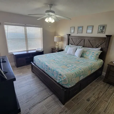 Bobby's oceanfront 2 king suites and bunk beds condo