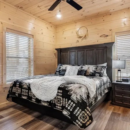 New Pool Cabin/One Mile from Pigeon Forge Strip/Perfect for Groups/Families