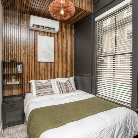 Sleek & Cozy 1st Flr Flat- Walk to Brown & Wayland