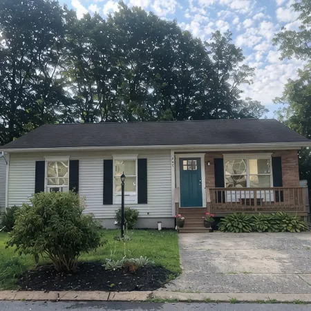 Sparkling clean bungalow close to campus