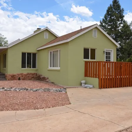 Comfortable 2 BD, 2 BA Home-Large Yard for Pets!
