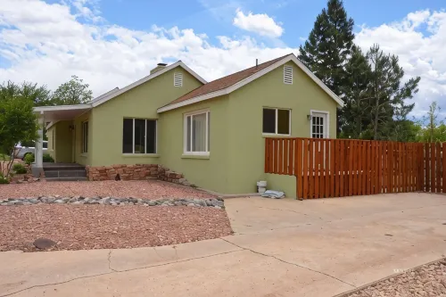 Comfortable 2 BD, 2 BA Home-Large Yard for Pets! - Boutique