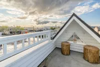 NEW Best LOCATION in Downtown Edmonds - 4-Star