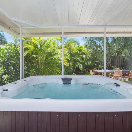 Tropical Oasis - Heated Pool - Hot Tub - Downtown and Beaches