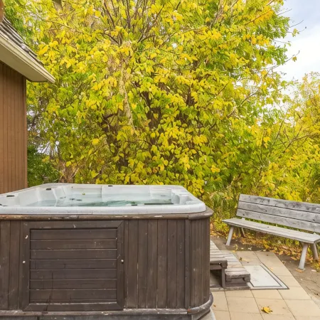 Skiers private retreat- sauna, fireplaces, hot tub