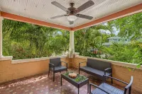 Jula Place-Walk downtown from old Florida glam! - 4-Star