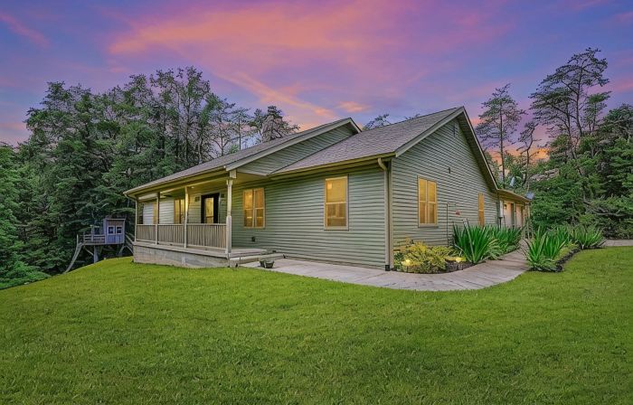 Minutes to Caves! Private Woods! Game Room & Media Room! Great for Get-togethers