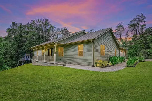 Minutes to Caves! Private Woods! Game Room & Media Room! Great for Get-togethers - 3-Star