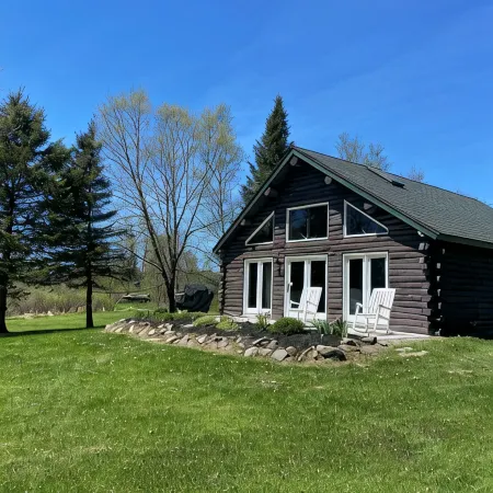 Private Lakefront Log Cabin