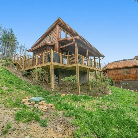 Husky Hideaway - Mountain views, Pet-friendly, Wi-Fi, and King Bed.