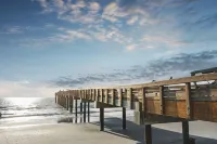 Sleeps up to 8 - Free Parking - Heated Pool - Steps to Beach - Close to Downtown - 2-Sterne