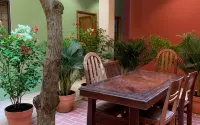 Chi Hieu Hotel - parking