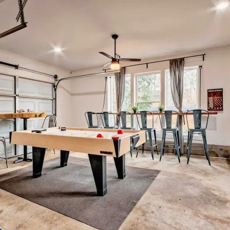 》Breathtaking Lakefront Luxury •Game Room+ Waterfront Fire Pit 4Br Sleeps 10《