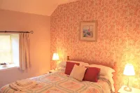 2 bedroom cottage, with far reaching views of the garden and open countryside. - Wifi