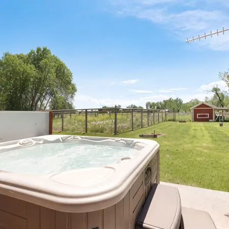 SPECIAL RATES Pet Friendly Log Cabin, Sleeps 8, Hot Tub, Fishing & Skiing Galore