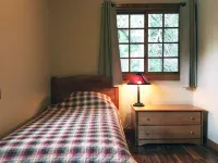 Doig Cabin: Support a great cause while on vacation! - 샬레 호텔