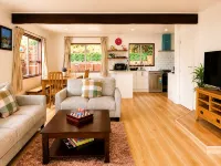 Taka Lakehouse Queenstown - Absolute Lakefront - 4-Star