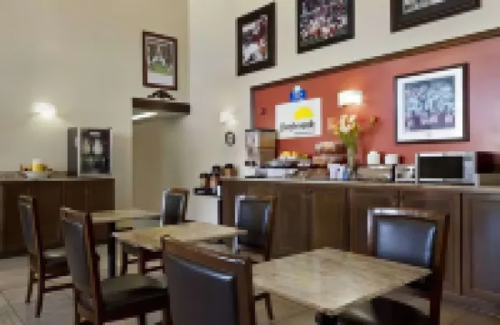 Days Inn & Suites by Wyndham Tuscaloosa - Univ. of Alabama Hotel di Tuscaloosa