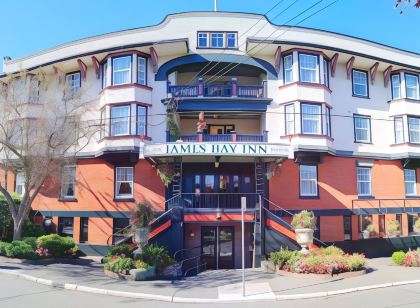James Bay Inn Hotel, Suites & Cottage
