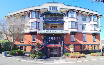 James Bay Inn Hotel, Suites & Cottage Отели рядом с достопримечательностью «Парк Тандерберд»