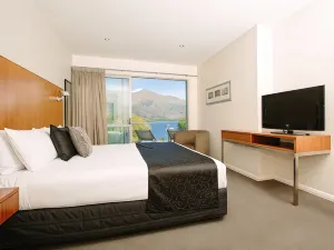 Lakeside Apartments