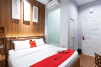 RedDoorz Premium Near Centre Point Mall Medan Hotels in Silalas