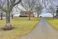 Cozy New York Farmhouse w/ Porch, Grill & Fire Pit - Maalaistalo