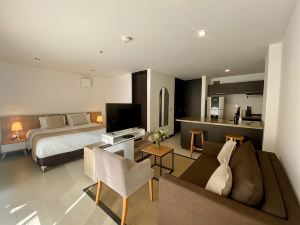 Room in Guest Room - Elegant and Sophisticated Suite