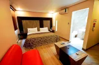 Hotel M Red Hotel dekat Templo Evangélico Pentecostés "Eben Ezer" MIEPI