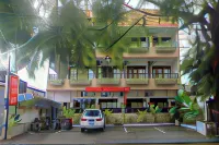 RedDoorz @ Jalan Pramuka Manado Hotels in North Sario