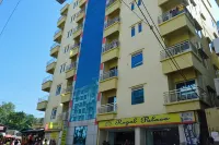 Hotel Regal Palace فنادق في كوكس بازار