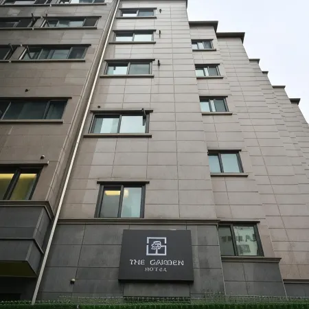 The Garden Hotel Отели рядом с достопримечательностью «Торговый центр Tong-In Store»