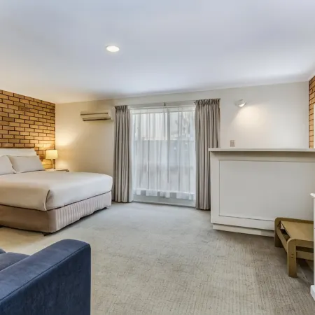 Golden Square Motor Inn