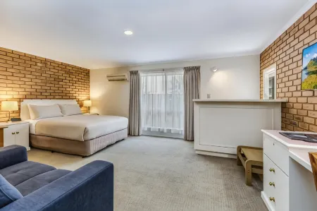 Golden Square Motor Inn