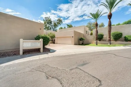 Elegant and charming townhome in the iconic Arizona Biltmore Estates. Отели рядом с достопримечательностью «Пистева Пик»