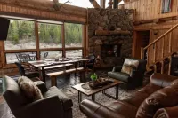 Winter Wonderland Cabin! Sleeps 12! Awesome Hot Tub and Fireplace!