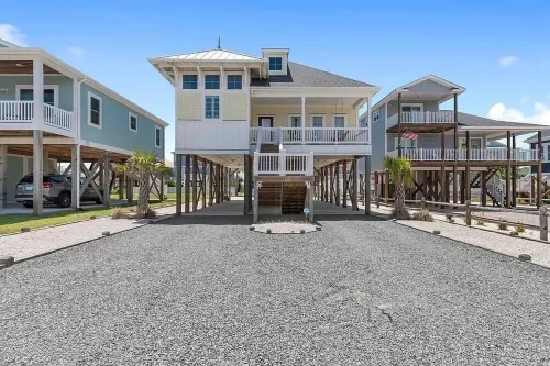 Carolina Skies Holden Beach.  3 Min Walk to Beach! Premier Host -Guest Favorite!