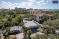 2nd floor Apt C. 1 mile from waterfront and downtown. Just 2 miles from beach!